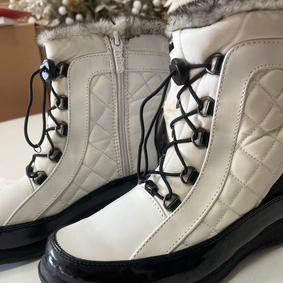 Totes Women's Black and White Winter Boots. Excellent Condition. Size 9W - Picture 2 of 7